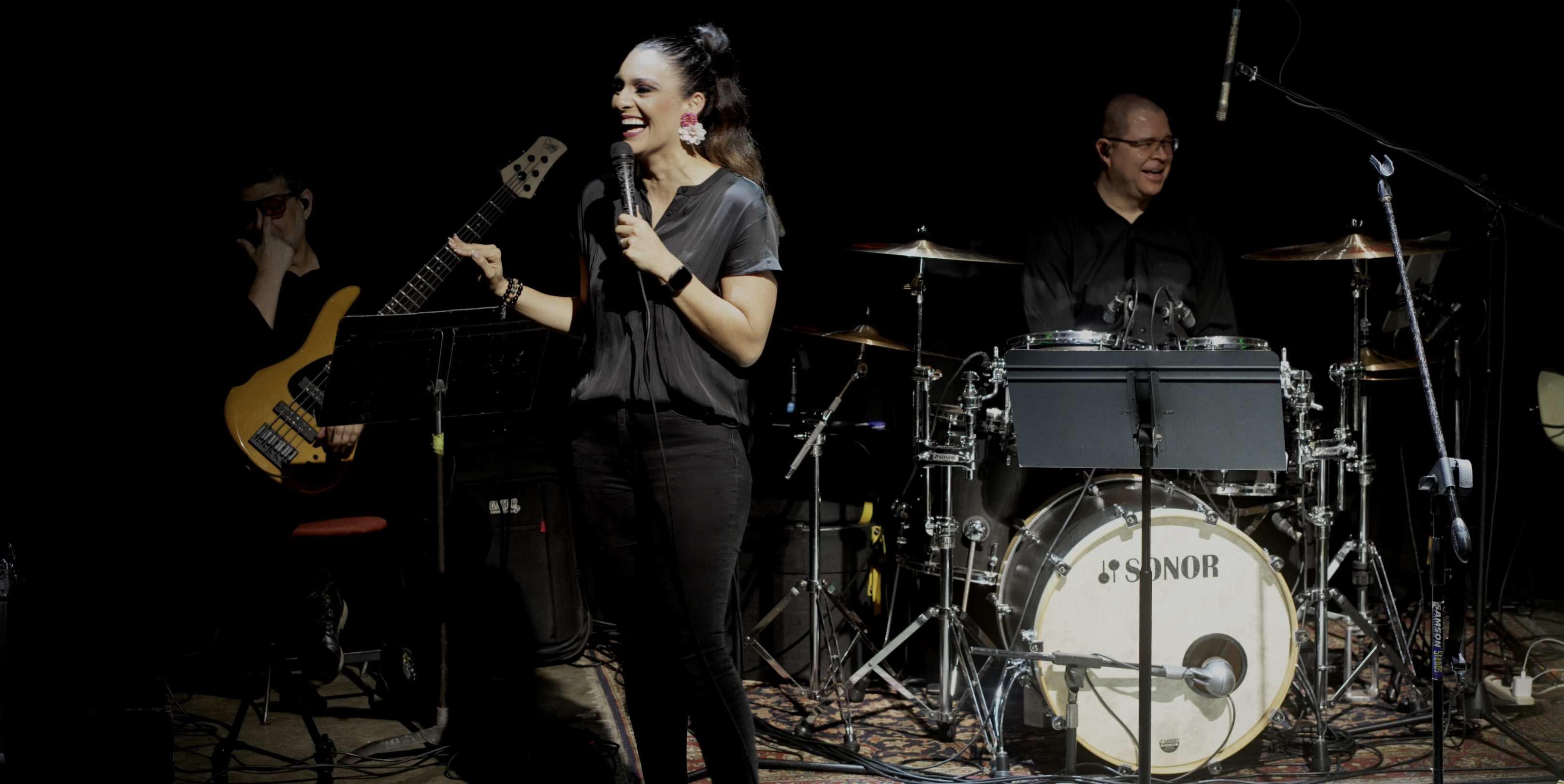 Susan Flores en conferencia con banda en vivo